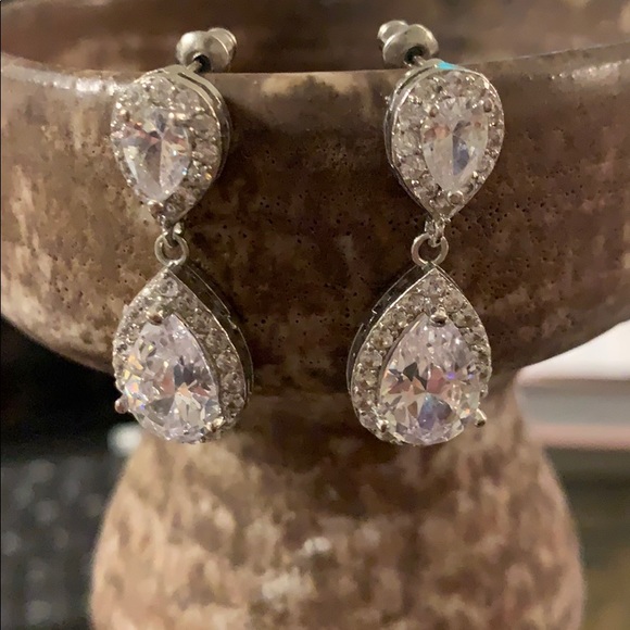 All the Sparkles- Earrings - Picture 1 of 2